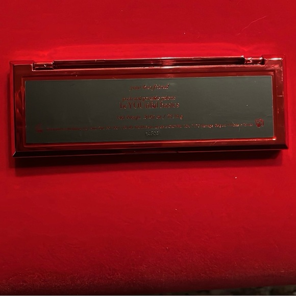 PICK 5 FOR $20 YBF Posh and Portable Eyeshadow Palette - Picture 3 of 3